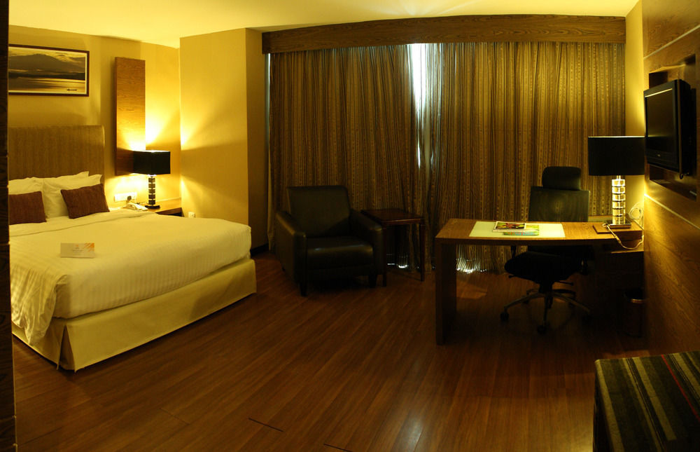 Grand Borneo Hotel Кота-Кінабалу Екстер'єр фото