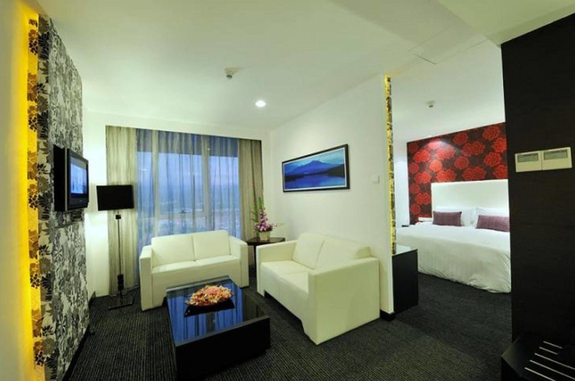 Grand Borneo Hotel Кота-Кінабалу Екстер'єр фото