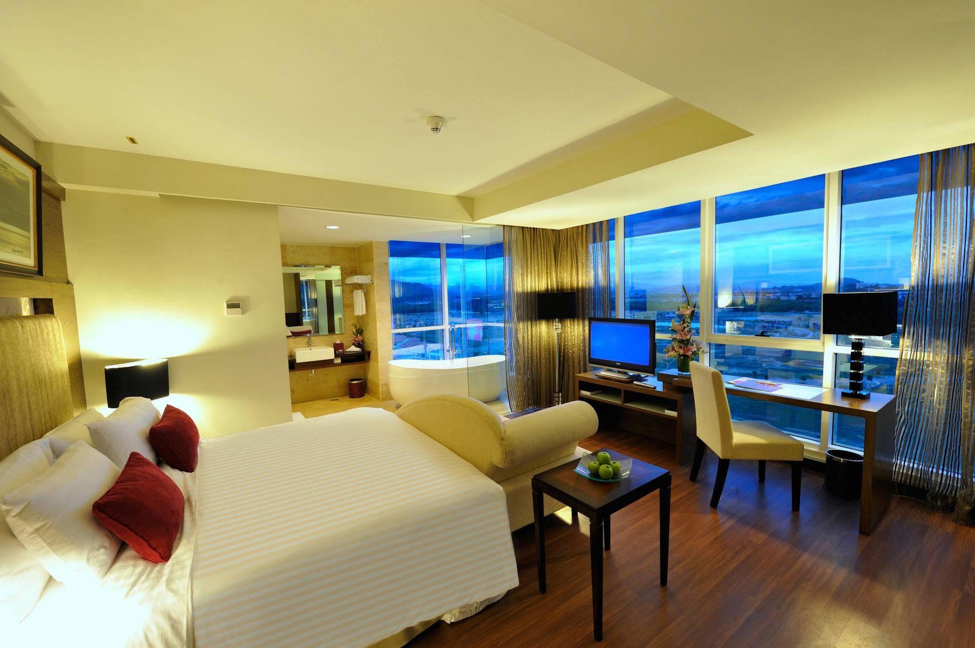 Grand Borneo Hotel Кота-Кінабалу Екстер'єр фото