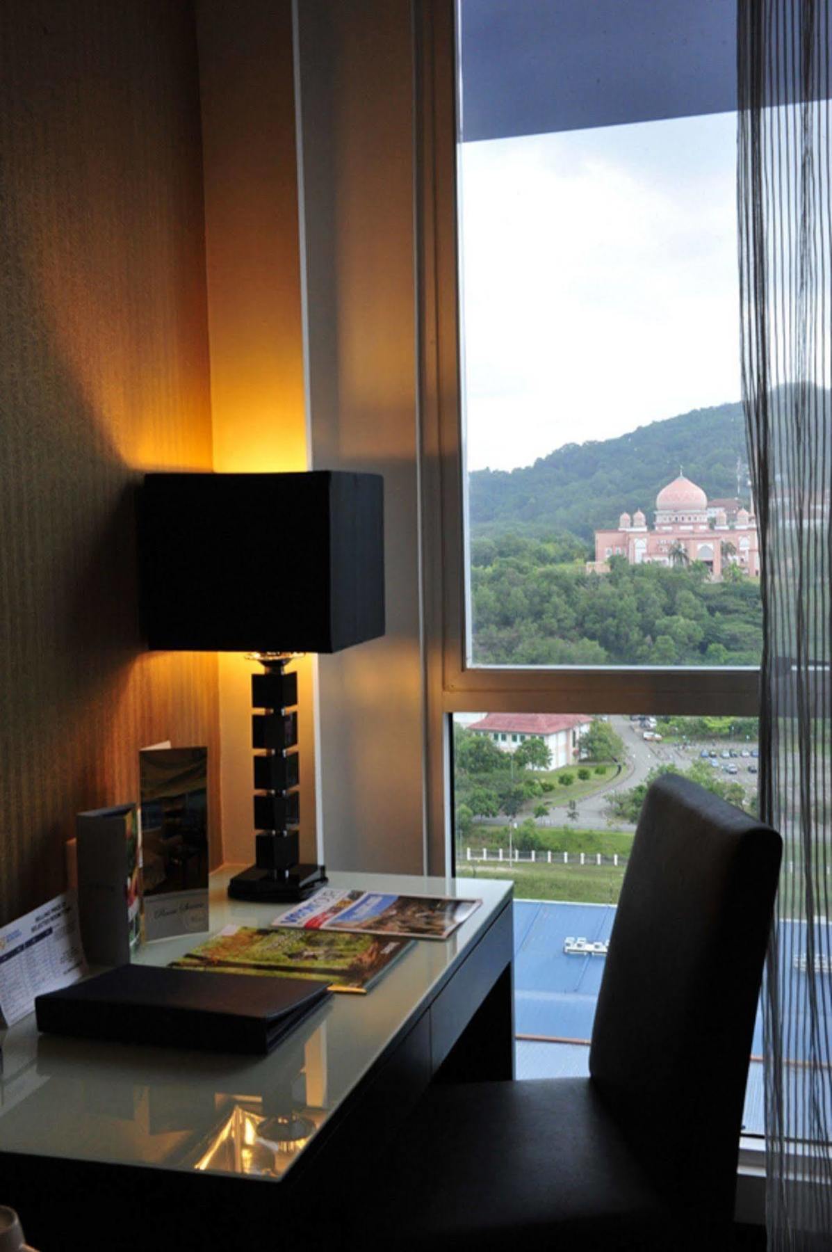 Grand Borneo Hotel Кота-Кінабалу Екстер'єр фото