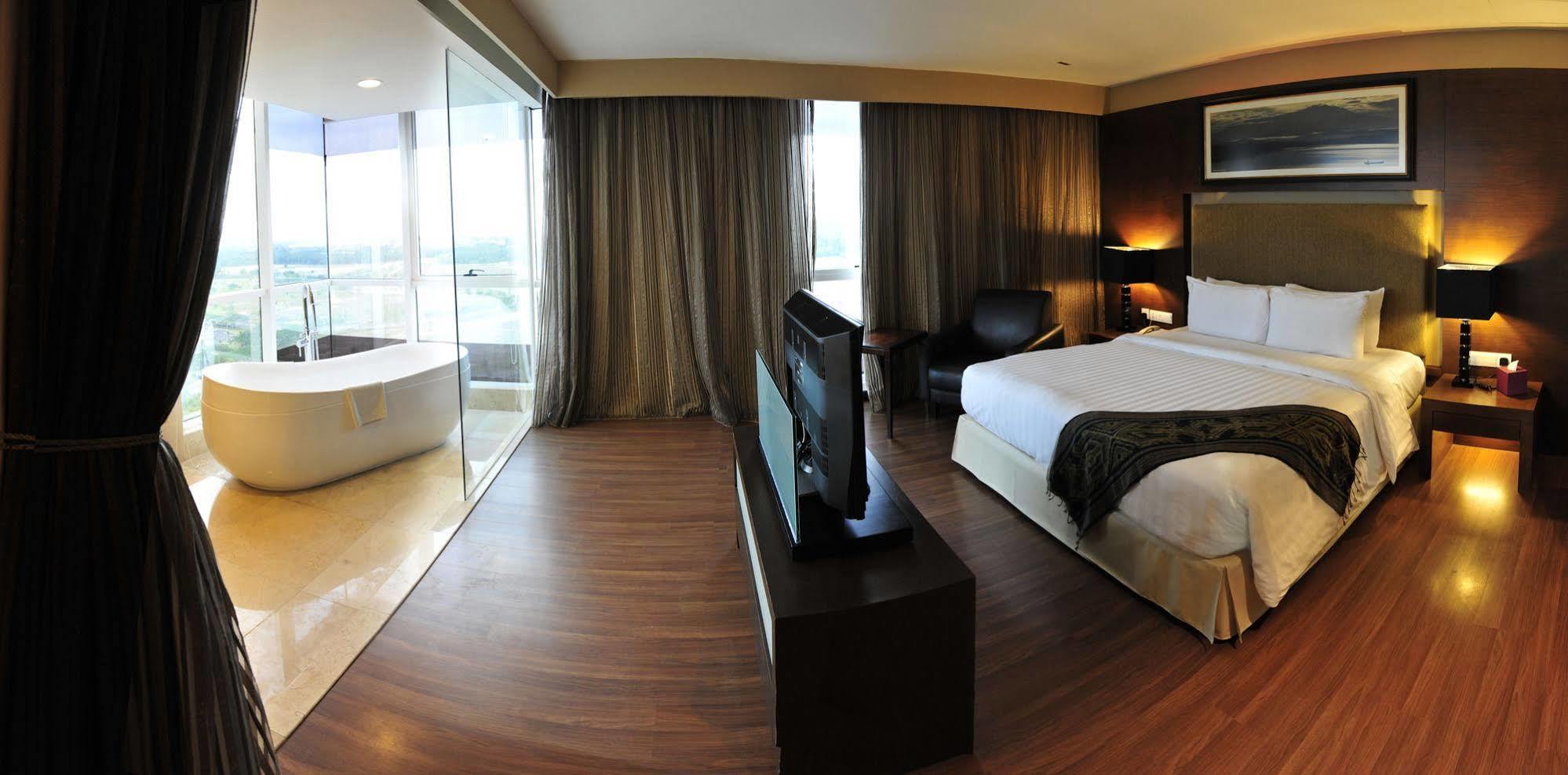 Grand Borneo Hotel Кота-Кінабалу Екстер'єр фото